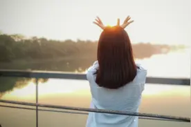 故事：她吃冰淇淋，搂着男神亲上去“甜不甜”，他轻笑“没你甜”图片