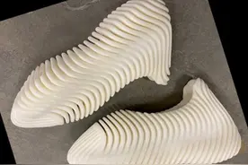 椰子联名罗斯？侃爷晒新品照，鞋子太怪异，灵感来自土豆片？图片