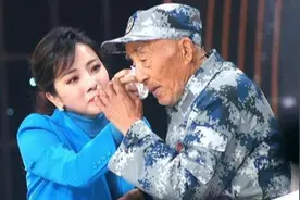 黄继光战友现身节目，李思思蹲地采访几度哽咽，不停为老人擦泪水图片
