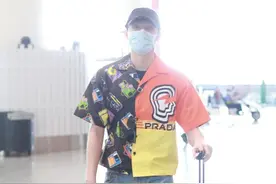 张铭恩穿搭一件印花衬衫+牛仔短裤帆布鞋，棒球帽潮流酷帅图片