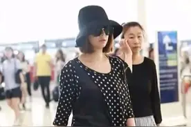 林心如不在乎形象了？穿波点t恤配拔丝短裤，身材直奔“大妈”样图片