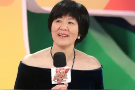 59岁郎平罕见“放开”，穿蓝色深V礼服零赘肉，184身材不输超模图片