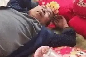 爷爷给孙女喂奶后累得睡着，宝妈晒出照片，引网友争议：无法接受图片