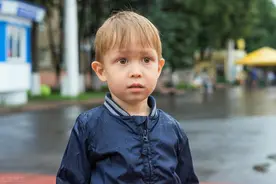 孩子腼腆、害羞，与家庭教育关系很大，可用三种方法让他变大方图片