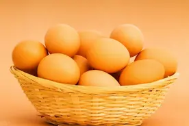 蛋价连跌7个月，一枚不足4毛，受端午影响涨价，鸡农：还是亏啊图片