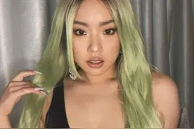 王菊潮到失控，大胆挑战"绿头发"，搭配老爹背心超有个性图片