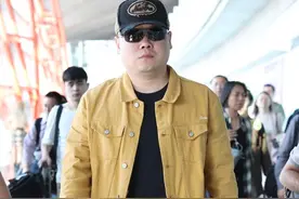 德云社变身时尚天团 郭麒麟文艺清新，岳云鹏好似乡镇企业家！图片