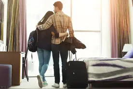 情侣入住酒店，如果遇到警察突击查房，这些细节一定要注意图片