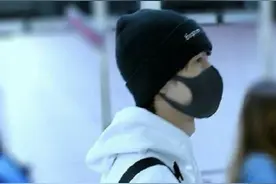 王一博机场私服，休闲卫衣搭配“脏脏包”，滑板少年的时尚穿搭图片