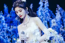 鞠婧祎变身“花仙子”，米色长裙流连于繁花之间，美得惊心动魄图片