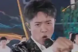 央视中秋晚会曾毅大放异彩，玲花沦为配角打酱油，冷脸表演疑不和图片