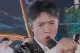 央视中秋晚会曾毅大放异彩，玲花沦为配角打酱油，冷脸表演疑不和图片