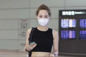 34岁白冰高调走机场，穿黑色露脐装配阔腿裤，“马甲线”太惊艳图片