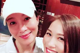 袁彩云与杨怡叙旧罕露脸，获赞气质美貌不减，嫁富商多年养尊处优图片