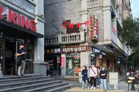 迷惑！桂林一电动车停放处停车收2元，说普通话却收5元图片