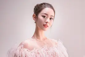 吉娜真是“假保守”，穿针织衫一丝不露，紧身设计勒出“几道弯”图片