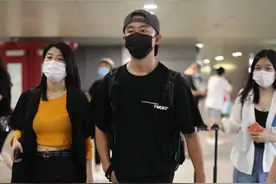 热恋中的男人就是不一样！黄轩现身机场精神佳，耐心签名给粉丝图片