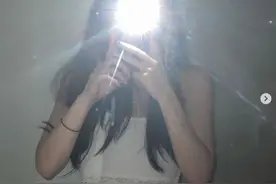 李咏女儿法图麦晒近照 身材纤细月牙纹身很特别图片
