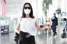马苏独自一人现身机场，无袖上衣搭配阔腿裤，简单有型图片