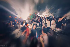 南澳大利亚开放美食广场及夜总会等公共场所 取消人数上限图片