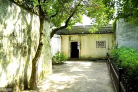 《孔乙己》：为何孔乙己脱下长衫后就死了，背后原因令人深思图片