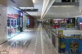 火车站里的商店总是冷冷清清，“罪”不在价格而是网络购票图片