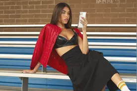 “啤酒妹”麦迪逊穿衣真胆大，红色外套配黑裙，时尚张扬个性足图片