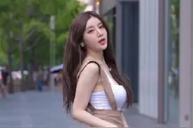 街拍：美女背带裤，展示专业风格，找到属于自己的风格图片