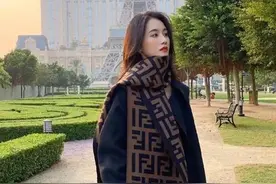 戴围巾的女人很优雅，教你它在秋冬的百搭“系法”，学到就是赚到图片
