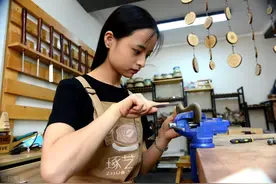 25岁女孩不听妈妈劝阻，辞职当“木匠”，看她“折腾”成啥图片