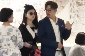 44岁李湘变贵妇，穿贵族礼服裙戴礼帽手套吃饭，名导老公像小跟班图片