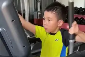 李宗伟儿子罕曝光！上场训练姿势专业，7岁球技过人已有大将风范图片