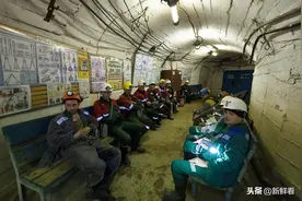 俄罗斯钻石矿井探秘，地下500米铁门后的金伯利矿脉图片