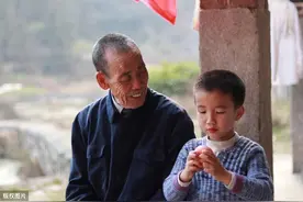 故事：不孝女｜父亲去世她带了许多东西来，却被左邻右舍骂了回去图片
