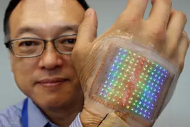 黑科技来了！日本研发出彩色显示屏可贴皮肤，厚度仅2毫米图片