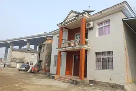 农村俗语“盖房莫盖背水路，千金难买向南楼”，啥是背水路呢？图片