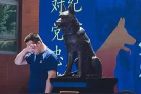 还记得汶川地震中搜救犬“沈虎”吗？5月12日无言英雄雕像落成图片