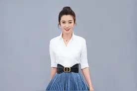 有爱情滋润就是不一样，46岁李冰冰穿百褶裙配丸子头，嫩得像20岁图片