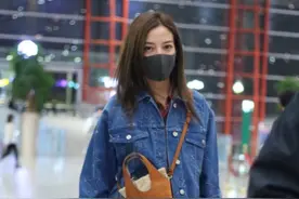 赵薇走机场太会穿，牛仔外套叠穿长衬衫好洋气，老爹鞋年轻10岁图片