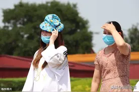 众多游客顶烈日游天安门及故宫，其中不乏窈窕美女，举止千娇百媚图片