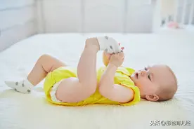 为什么2岁孩子爱脱袜子？爸爸紧急就医，这个原因家长不要忽视图片