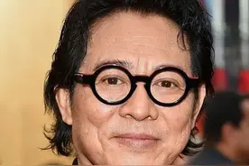 56岁李连杰真显老，中山装配油头现身红毯，满脸皱纹让人心疼图片