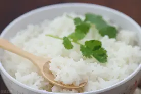 蒸米饭时，不要加水后直接煮，多加1步，米饭松软香甜不粘锅图片