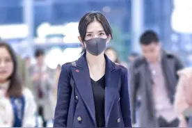 谢娜海军风衣引领新时尚，八字刘海低马尾好温柔，这么穿真显小图片