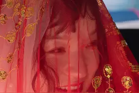 新郎婚礼接亲却吃了闭门羹，新娘到婆家竟要吃自己带的方便面图片