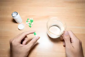 冷水服药，伤身体还可能致癌？看看药师怎么说图片