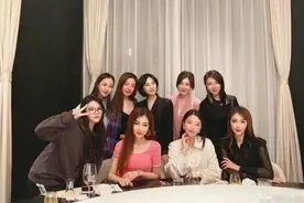 Baby又和名媛聚会，站位靠前显示地位，这次终于不是陪衬图片