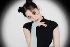 《明日之子》欧阳娜娜暗黑春丽造型，黑色旗袍装扮凸显卓越身材图片