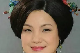 2019年，"最丑港星"马蹄露，被"黑衣人"围殴，头脸处被缝了好多针图片