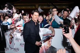 57岁的阿汤哥，片酬达12亿，高空徒手爬飞机创纪录图片